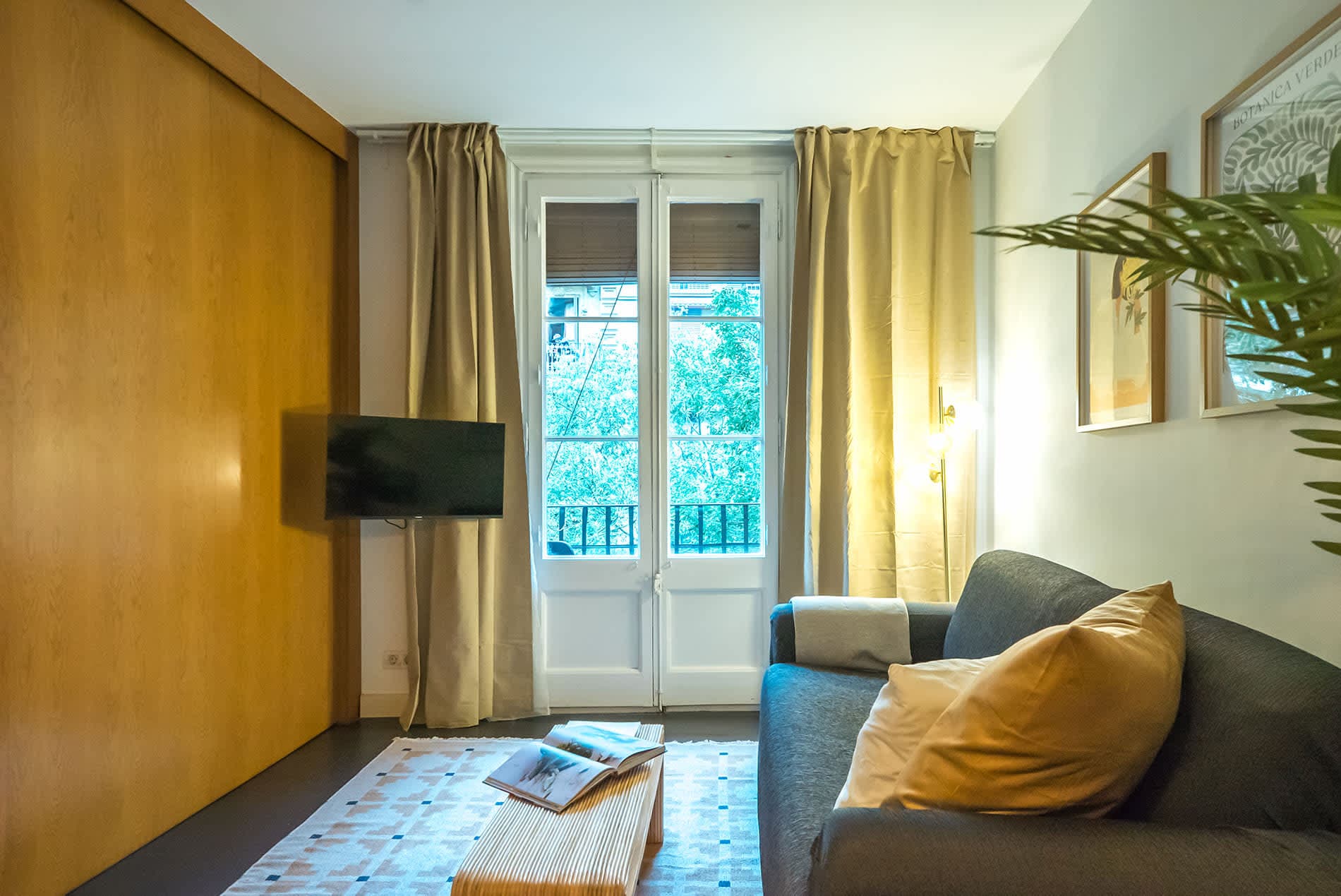Dana - stylish apartment moments from Plaza España 5
