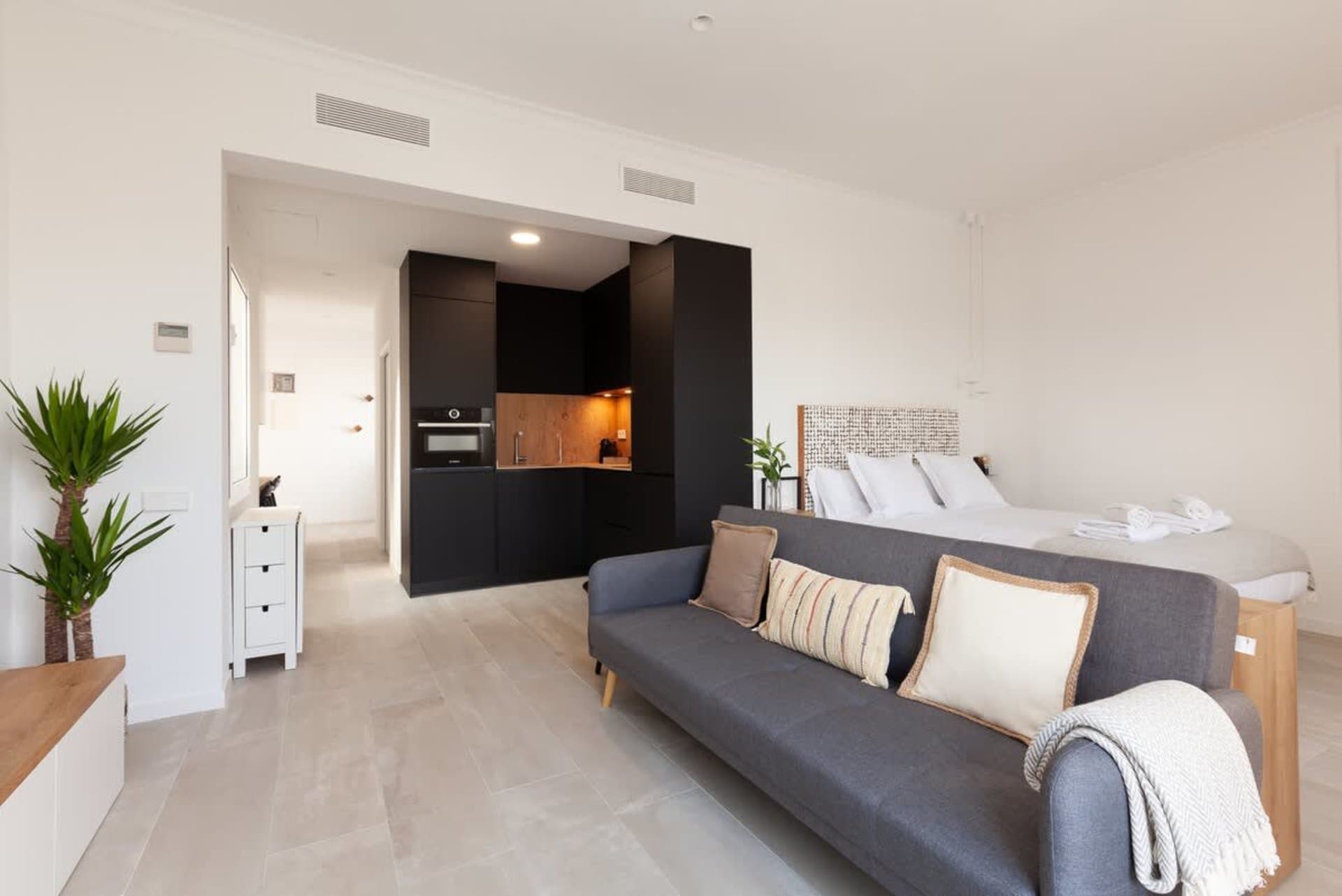 Studio Gran Via A - ByMonths photo 1